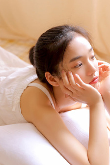 裸露大半下半身跳舞